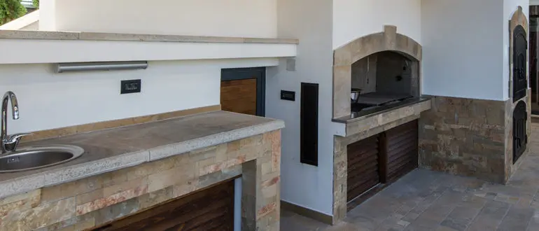 7 Must Have Items for Your Outdoor Kitchen