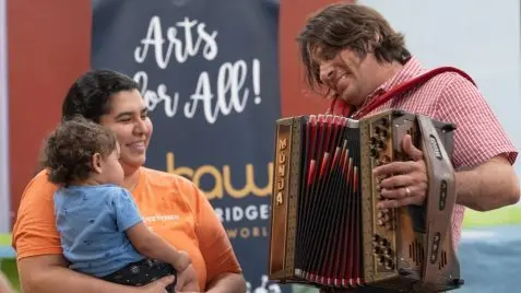 Maestro Circle Pic_Alex Meixner at San Antonio Public Library_© Robert Michaelson Accordionist playing in front of mother and child at library event.