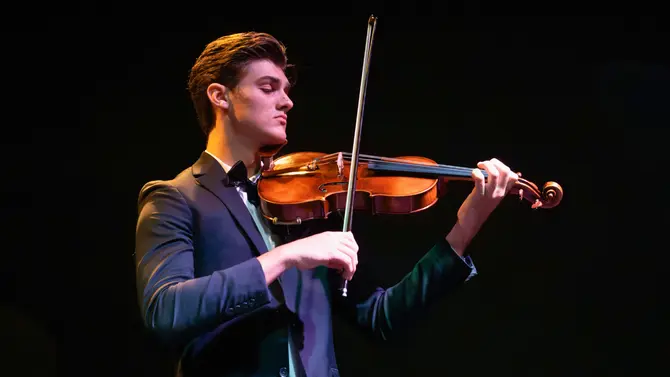 5 Young violinist performing