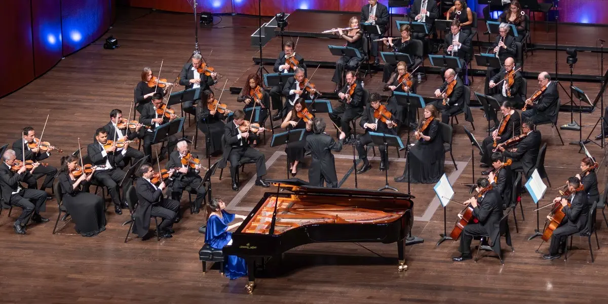2024 Gurwitz Competition Page Header Image_© Robert Michaelson Pianist Yungyung Guo performs on stage with orchestra.