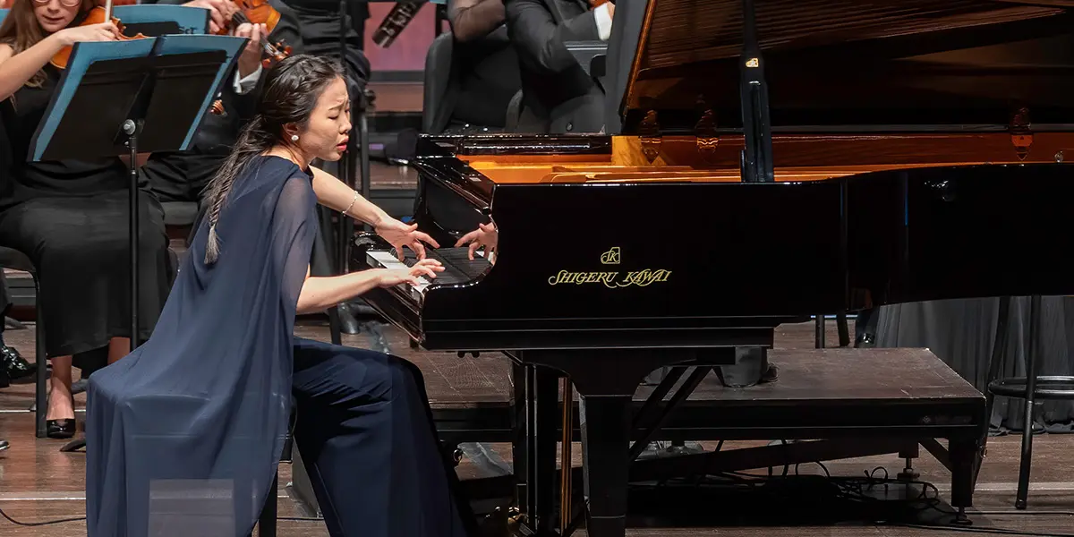 Gold Medalist Yungyung Guo of China stands for applause at the end of her Round IV performance