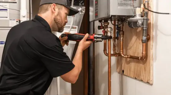 plumber-fixing-pipes-img