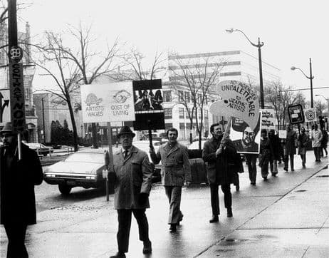 Guild members on strike in Detroit, 1971