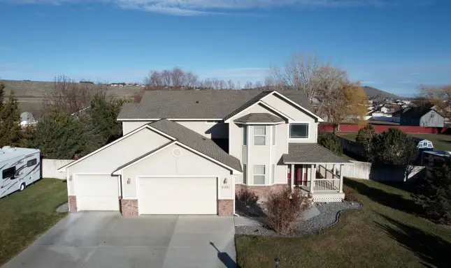 Photo of a home in Eastern Washington with new, cream-colored home siding installed by Alpine Roofing.