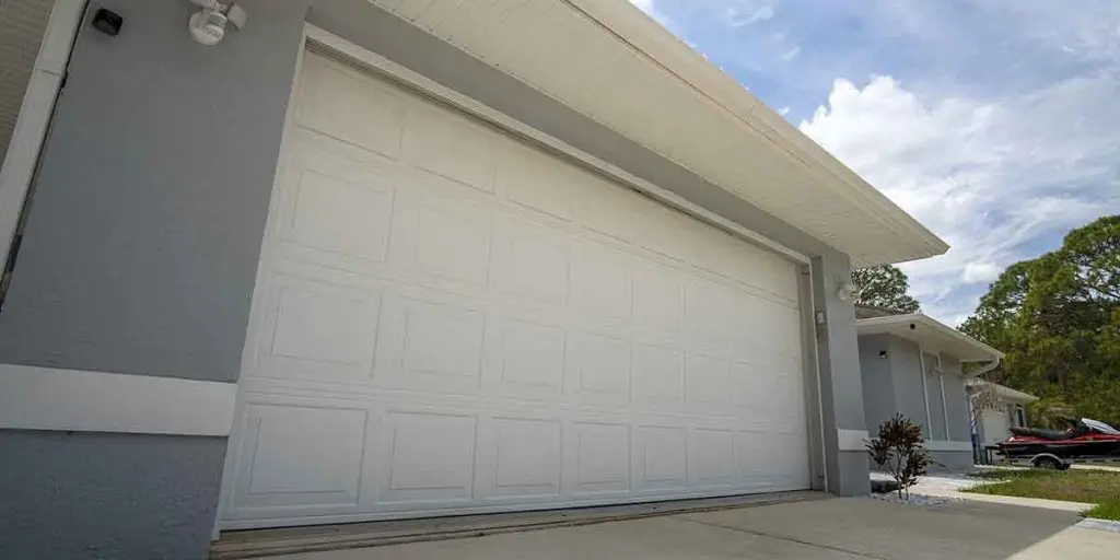 how long does a garage door last