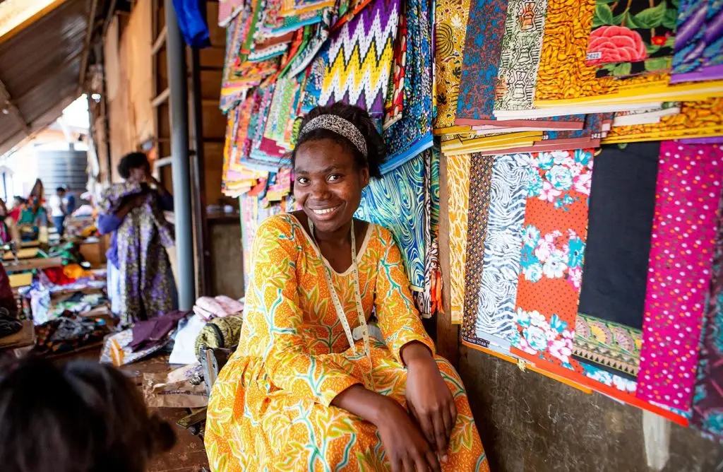 rwanda-singita-kwitonda-lodge-experiences-community-tour-textiles