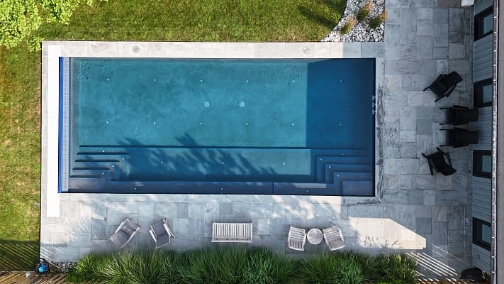 CUSTOM CONCRETE SWIMMING POOL