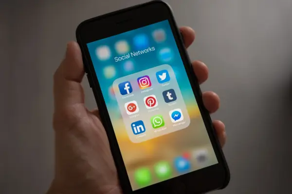 apple-applications-apps-cell-phone-607812 facebook messenger