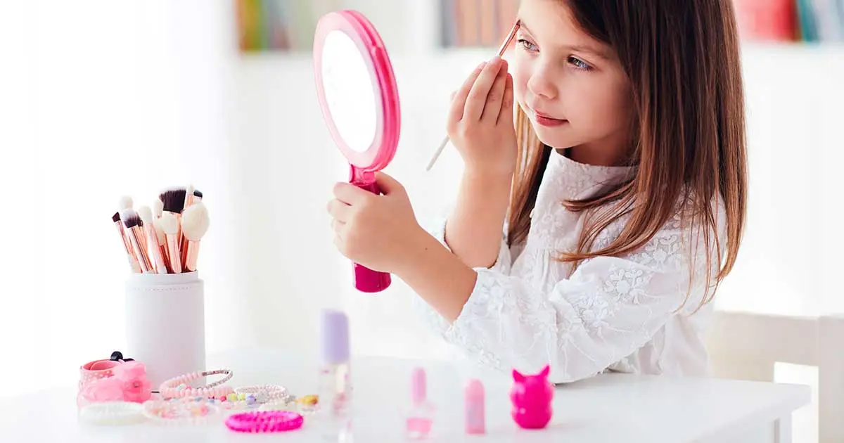 Safer Kids' Makeup for the Holiday Season