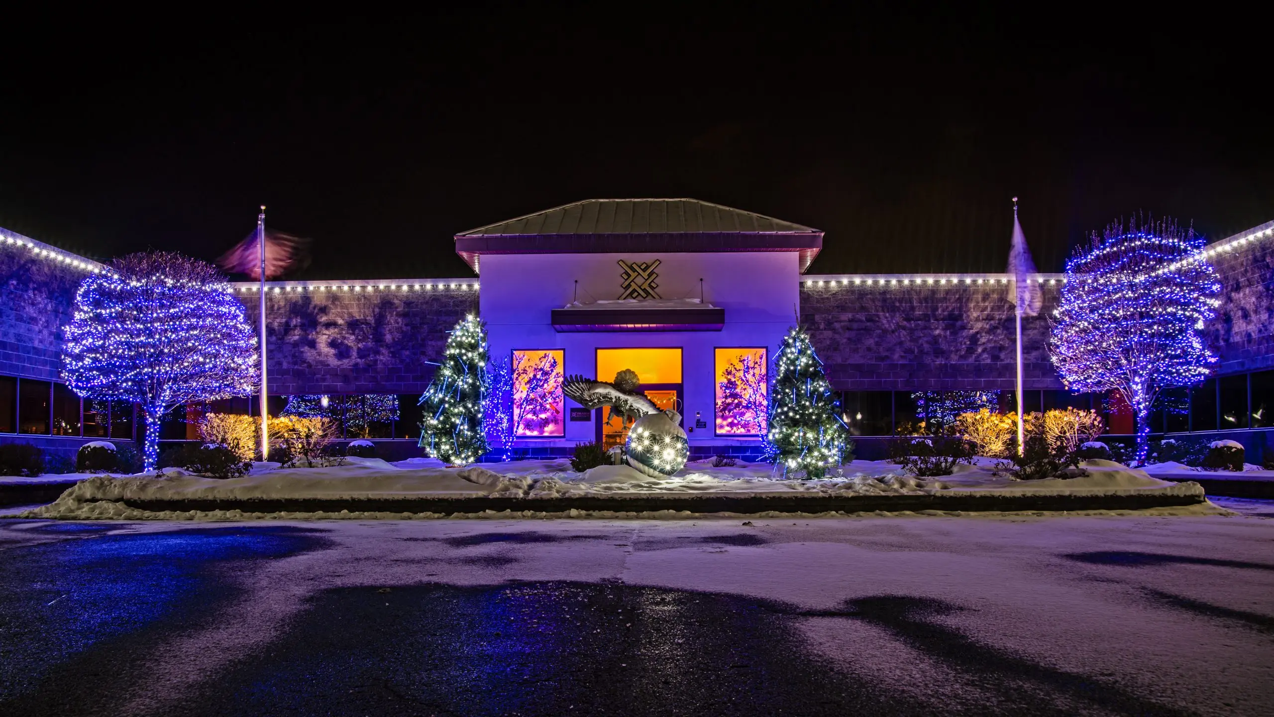 trustco bank decorated for christmas by the christmas guys
