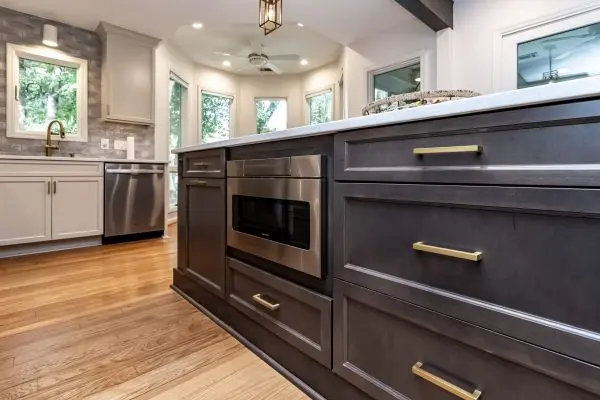Elegant kitchen hardware and Cabinetry