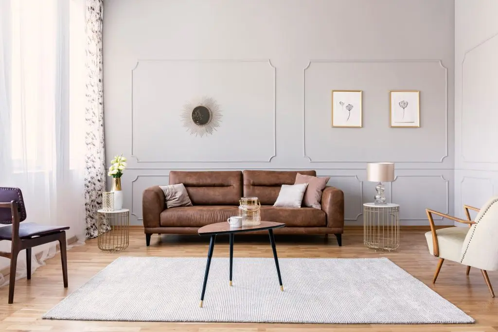 Coffee,Table,With,Vase,And,Mug,In,The,Middle,Of