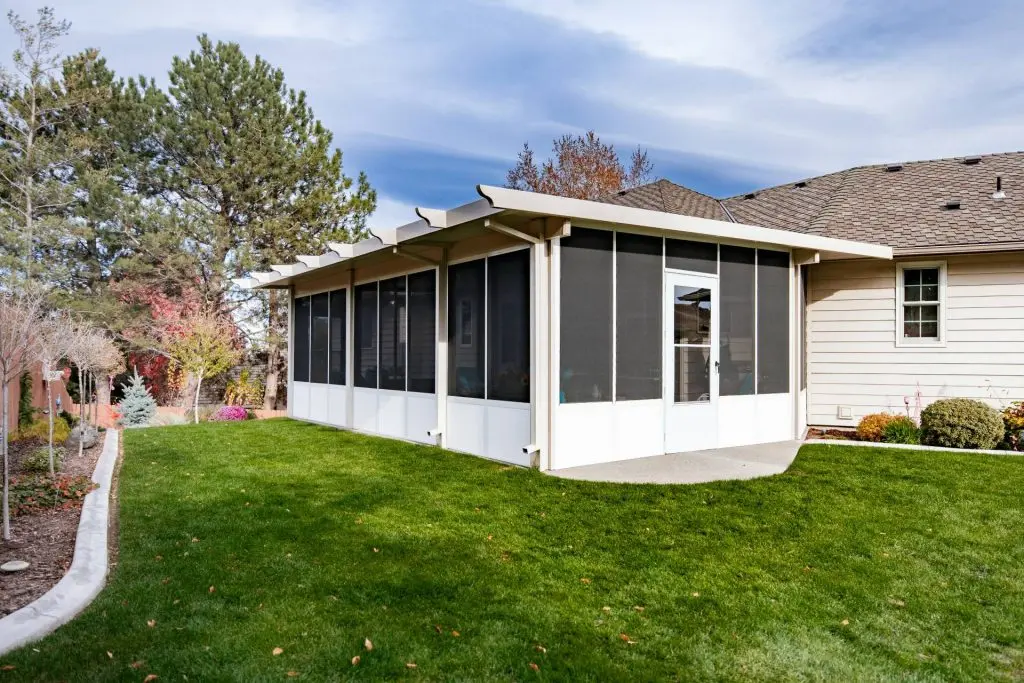a photo of a screen room in Columbia Basin