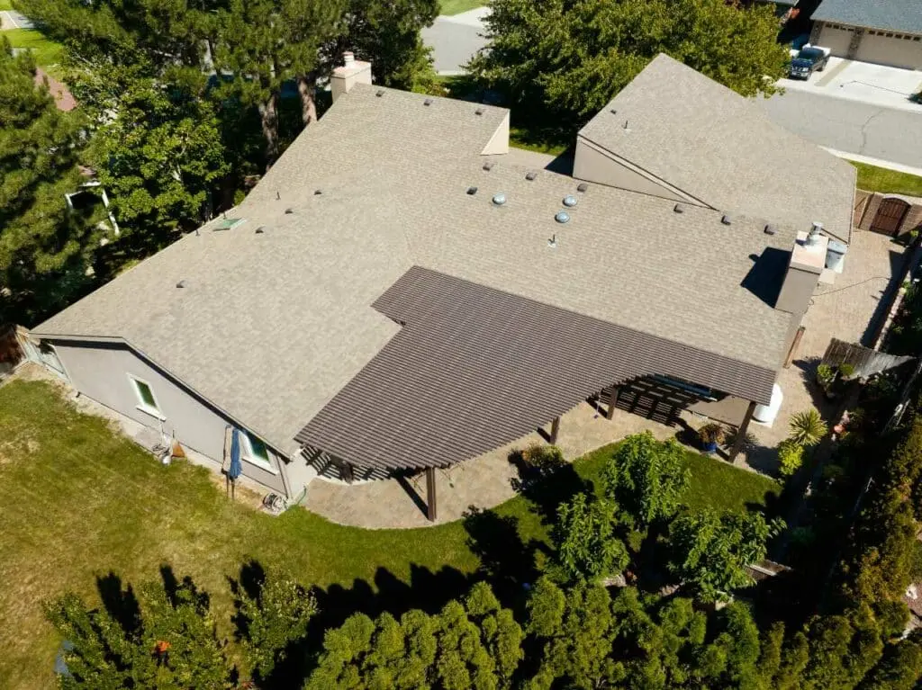 a beautiful backyard with custom patio cover created by Patio Covers Unlimited NW