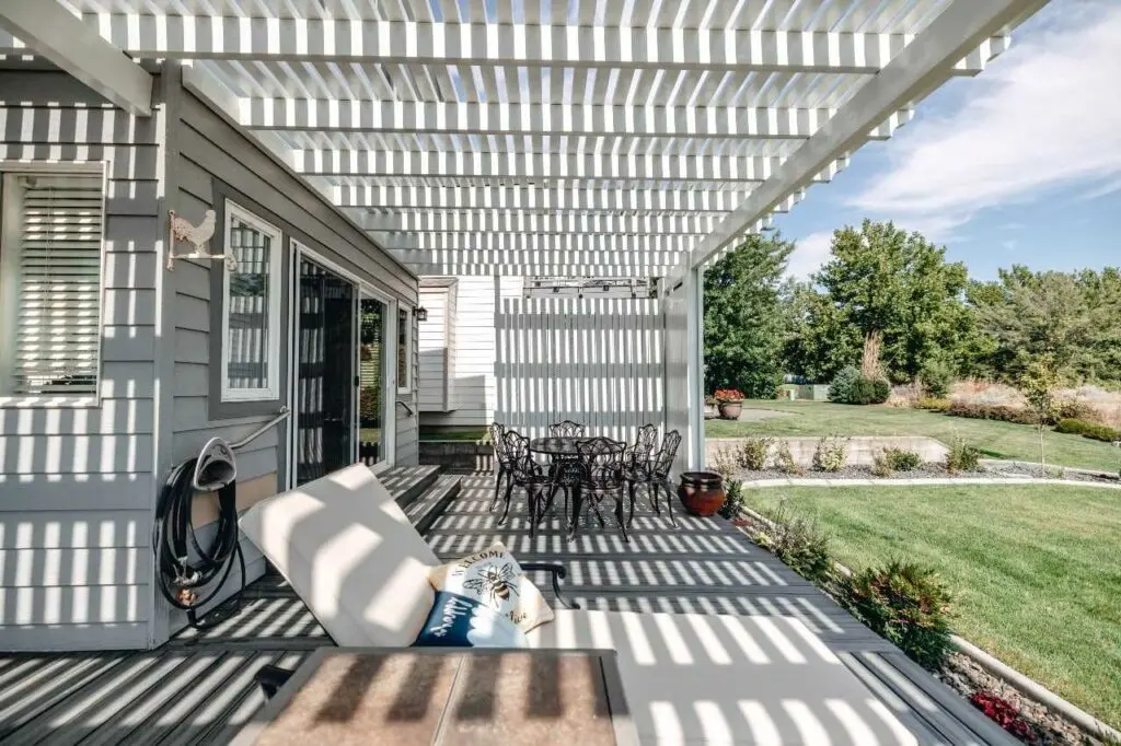 aluminum pergolas made for the outdoors in the sun