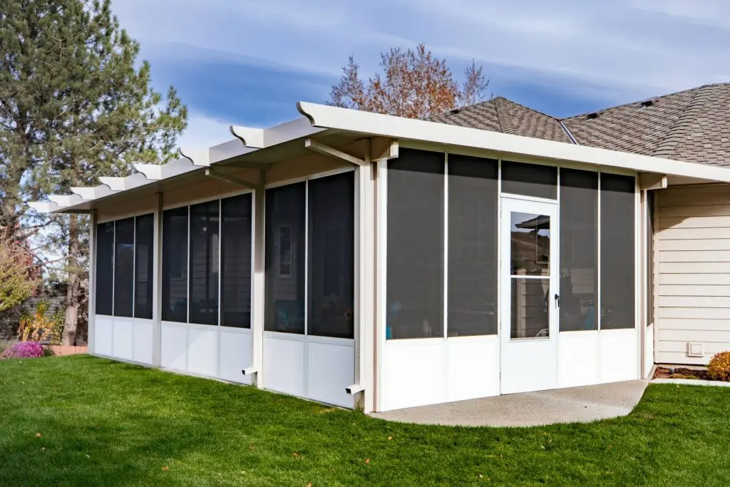 exterior view of screen room installation in Pasco
