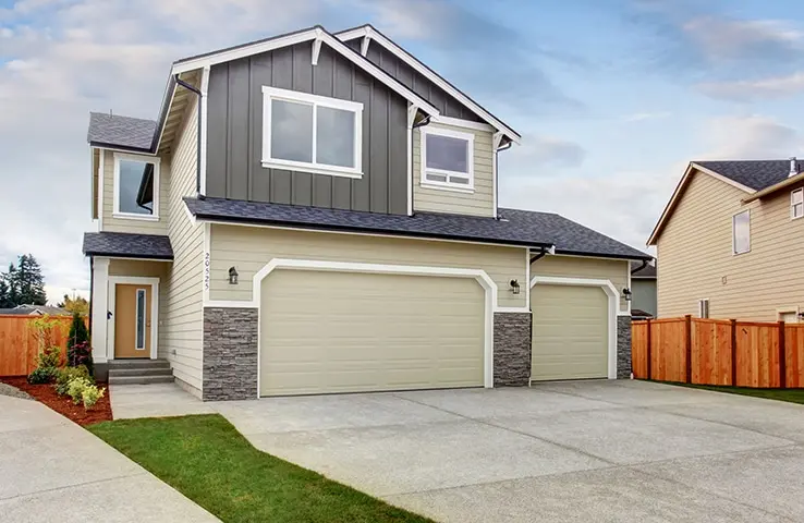 Simple Northwest town house with nice garage.