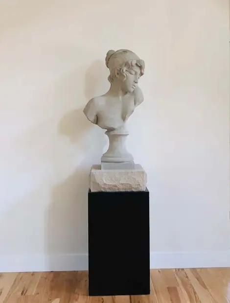 Patrick-Leon Statue on a display