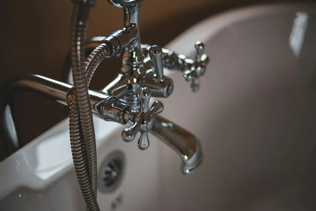 Chrome bathtub faucet and shower hose