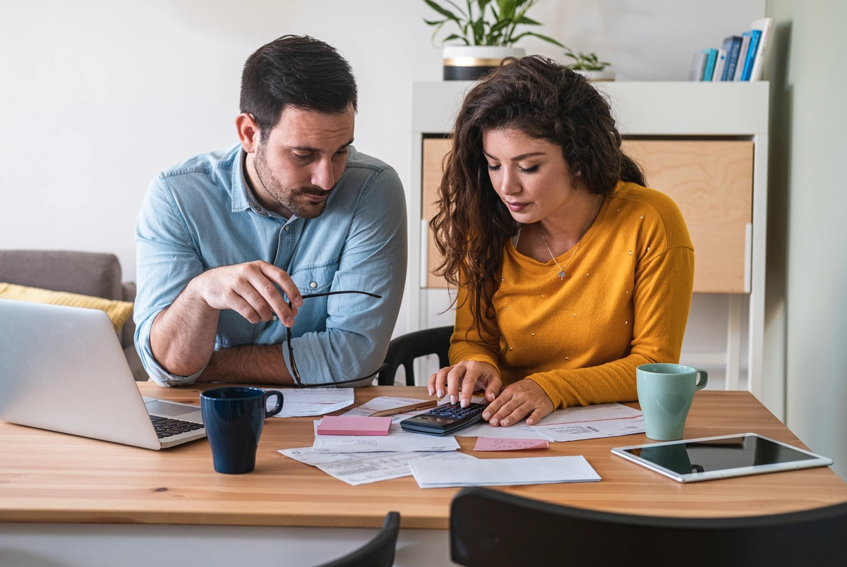 couple looking at a calculator