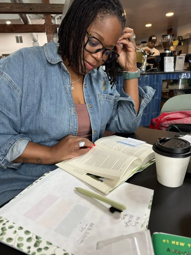 Cxfee Black reading