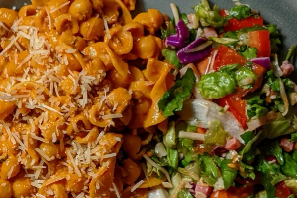 meals of pasta with meat sauce for protein for athletes