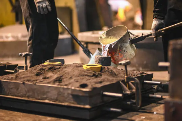 pouring aluminum sand mold