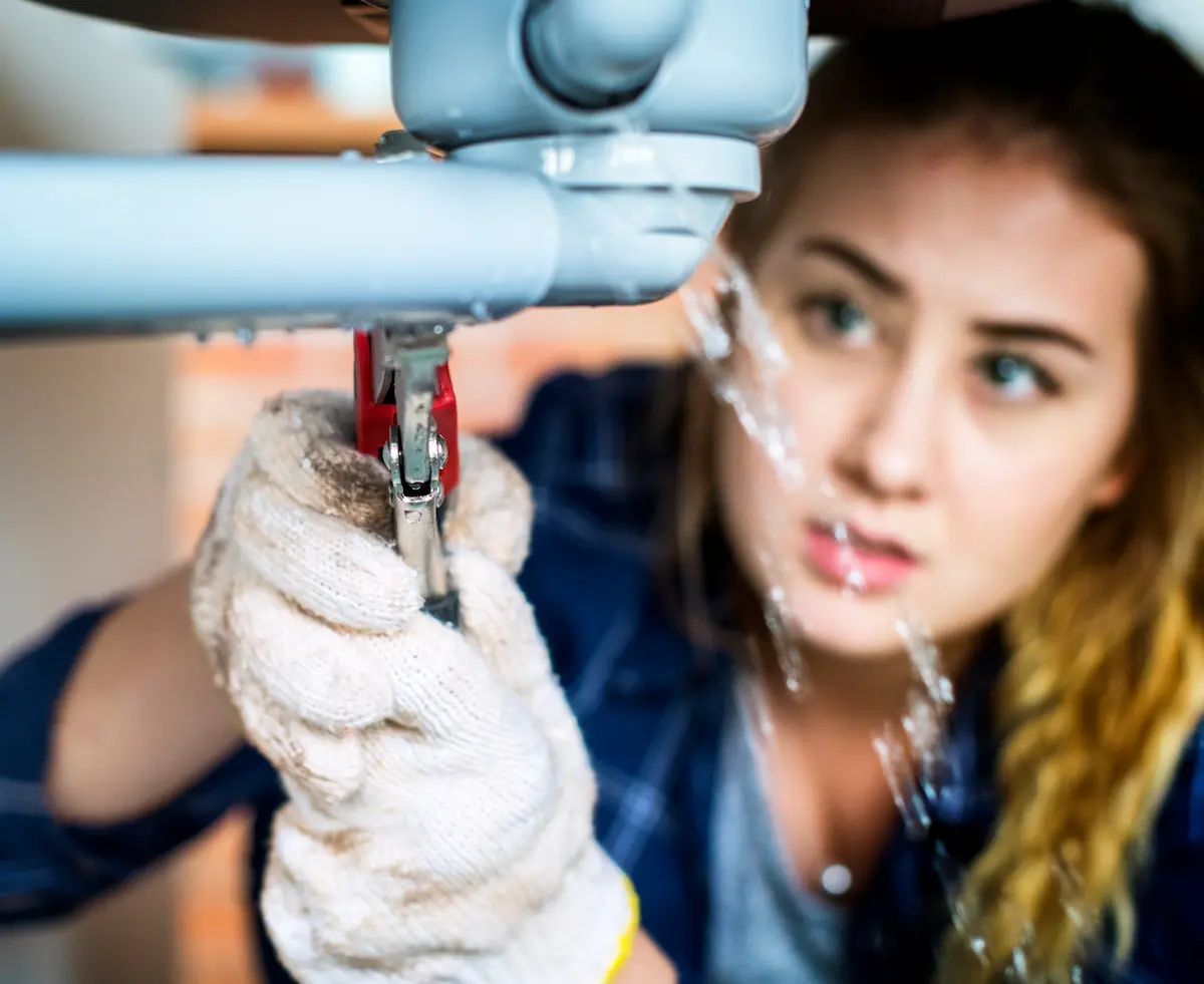 emergency plumbing services guide, plumber fixing leaking pipes