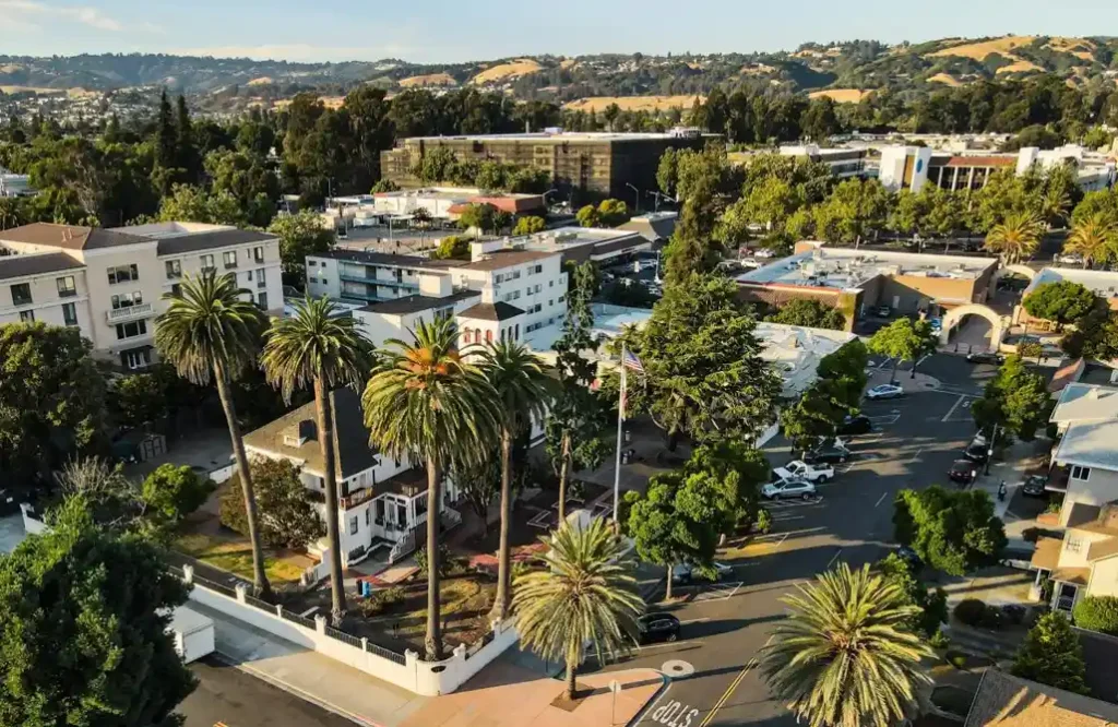 Kaiser Permanente employee using commuter transportation services to travel conveniently and sustainably to work | Kaiser Permanente Commuter Services