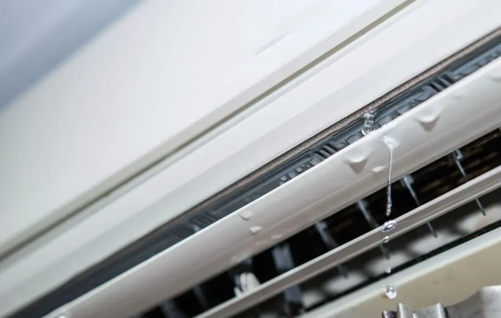 Water leaking from the air conditioner drips from the cooler