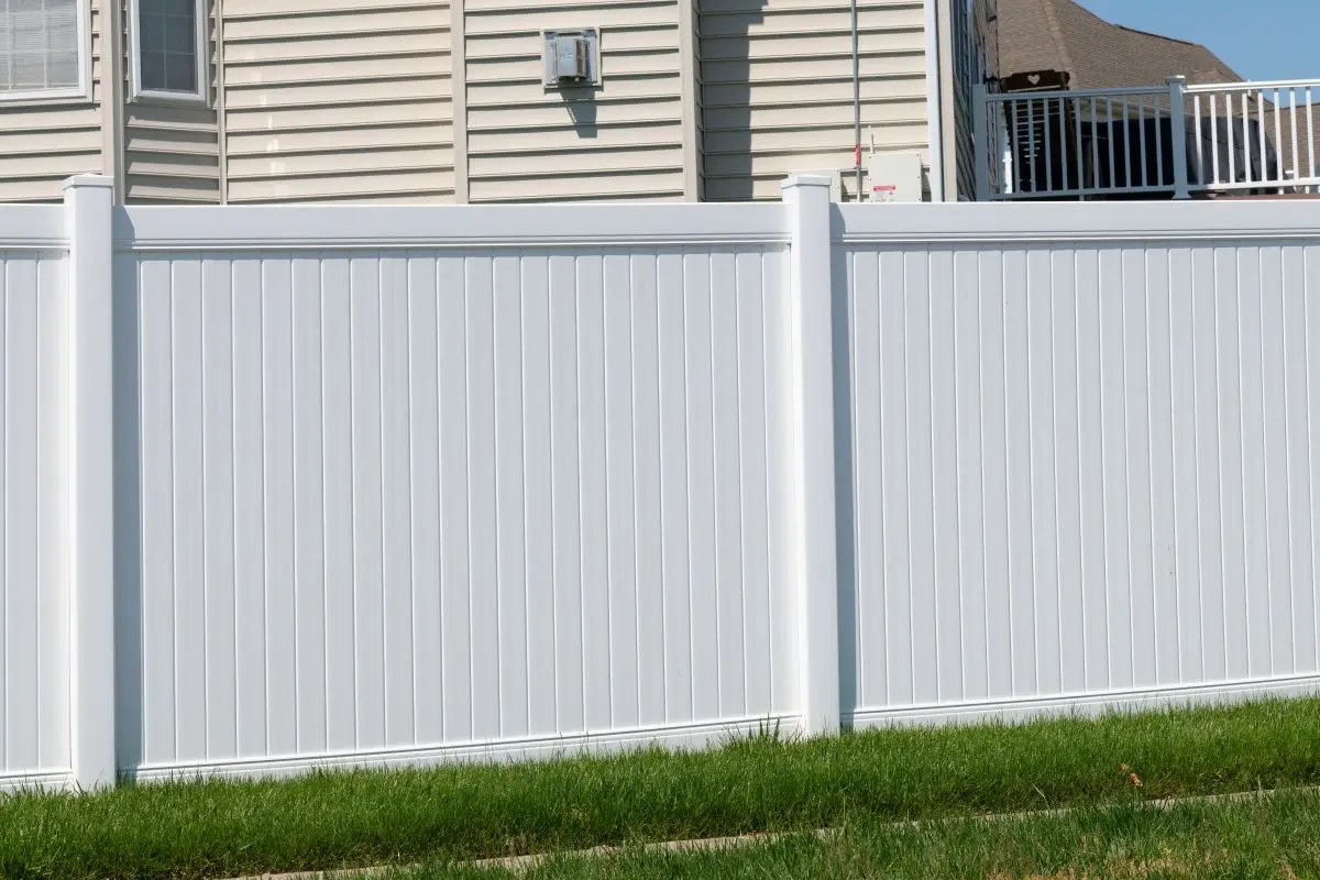 white vinyl fence for backyard protection