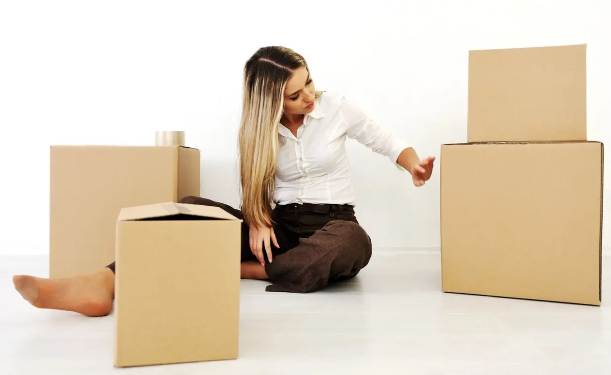a-young-teen-woman-with-her-luggage-and-belongings-moving-home_HYLlJkEaBs.jpg