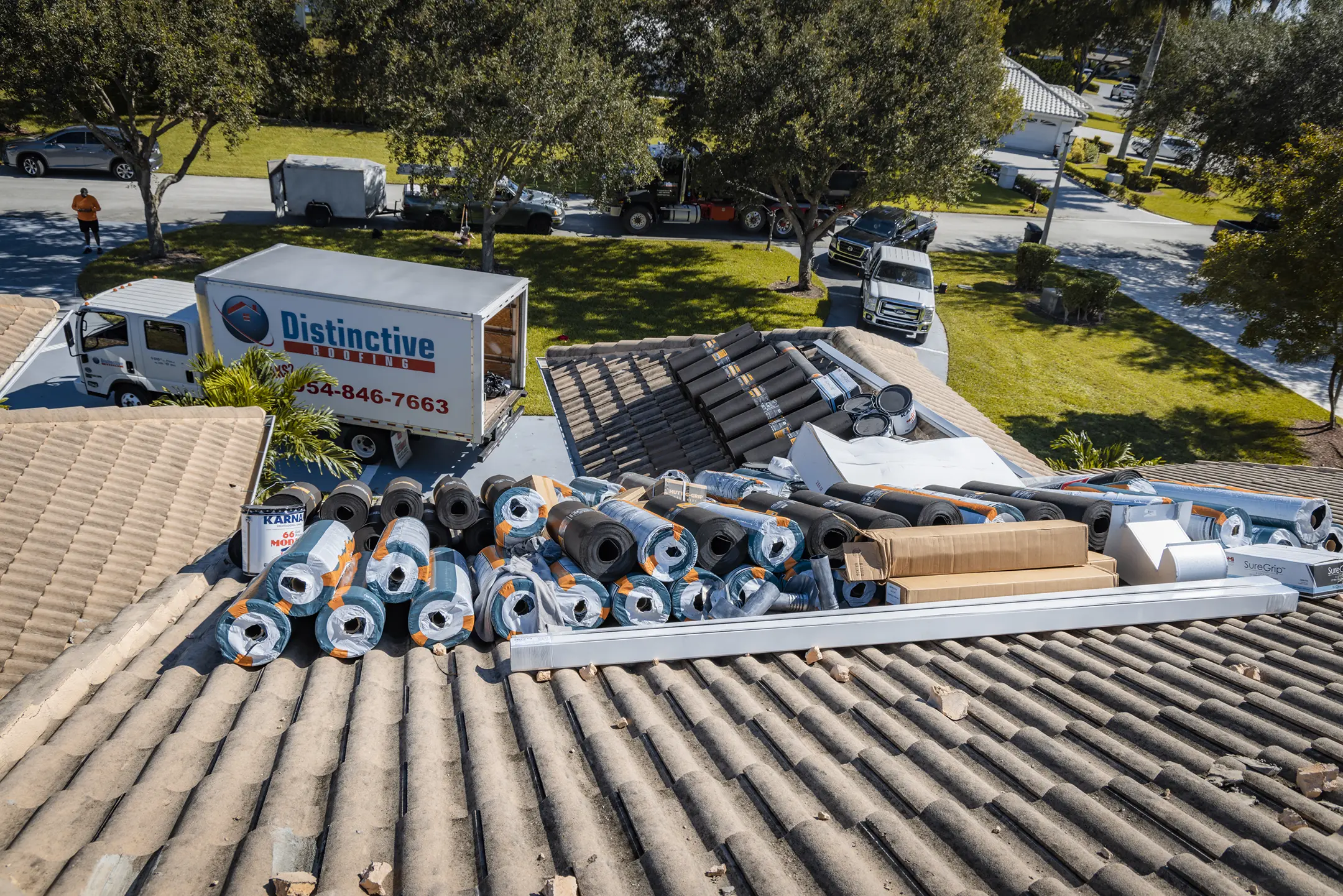 Distinctive Roofing - About Us 5CL4268