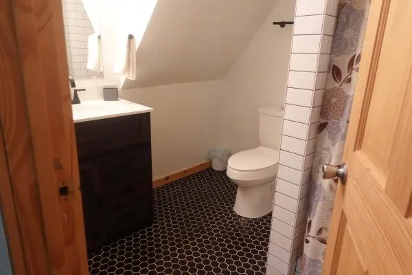 WildernessCove-GreenRiverCabin-inside-upstairsbathroom WildernessCove-GreenRiverCabin-inside-