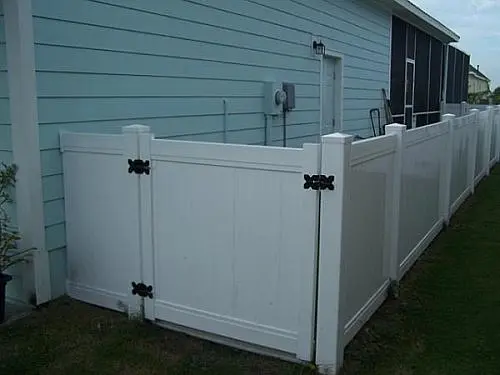 white vinyl fence in tampa