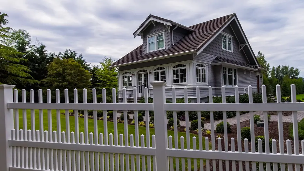 Important Things to Know When Working With a Fence Company 1