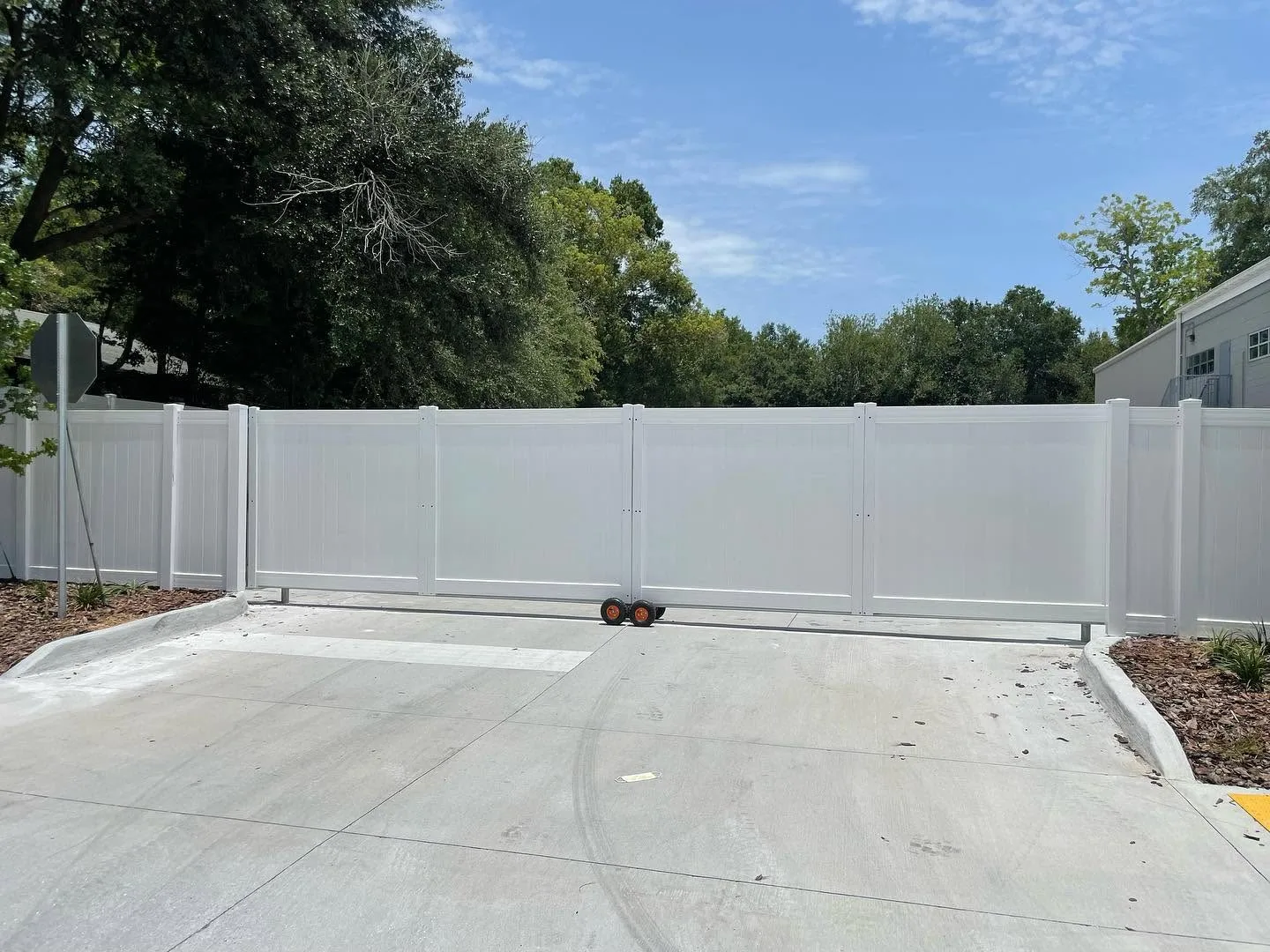 What Features Should a Commercial Security Fence Have?
