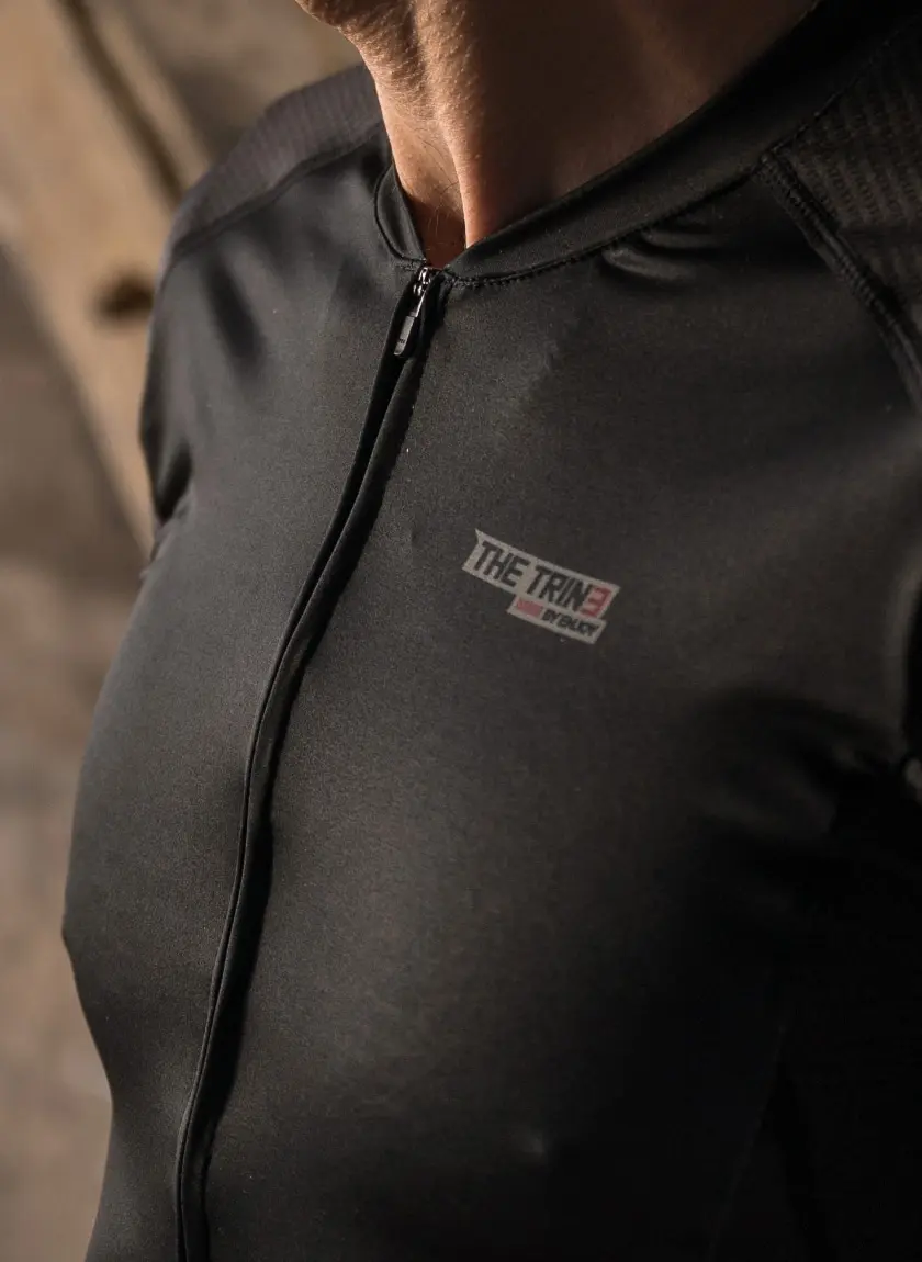 Close of the mens Trine sleeved tritop in the Diffraction design developed by Enjoy.cc