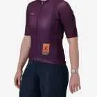 Side view of the Supremium Women's cycle jersey in plum colour Vasbyt design by enjoy.cc