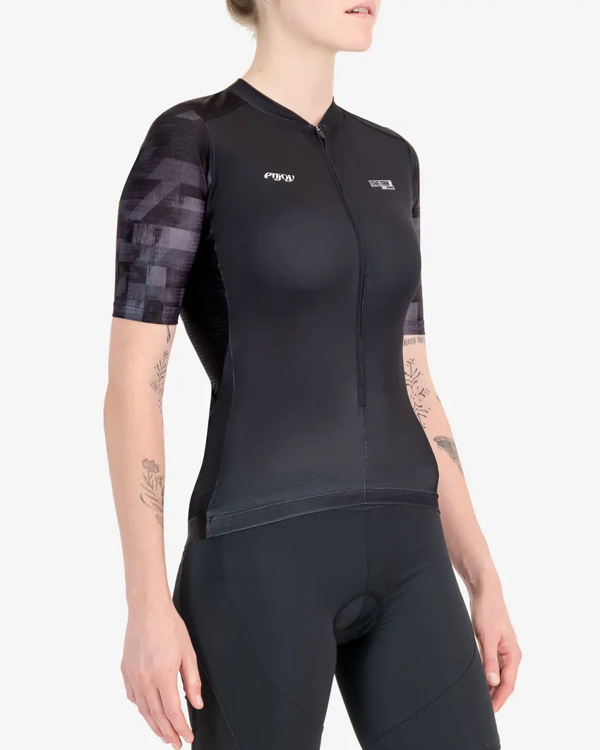 Three quarter of the ladies tri top in the Pace design. Triathlon clothing made by Enjoy.cc