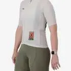 Side view of the Supremium women's cycle jersey in light colour Vasbyt design by enjoy.cc