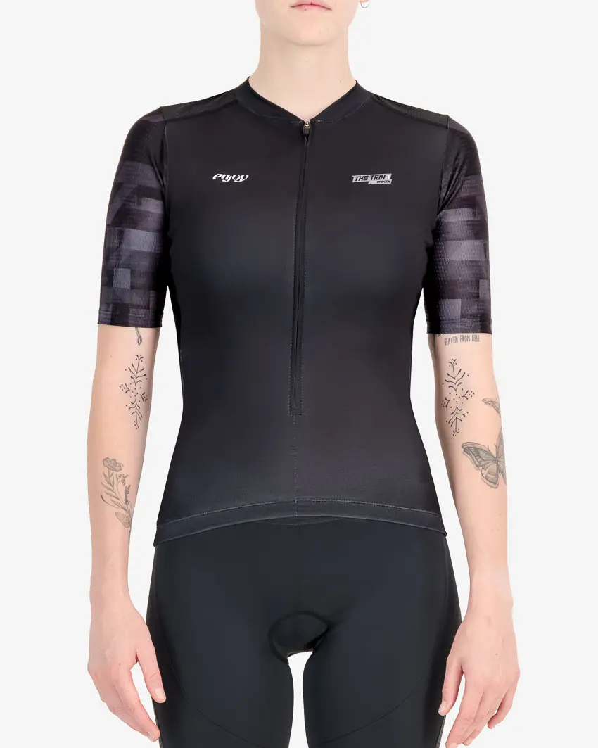 Front of the ladies tri top in the Pace design. Triathlon clothing made by Enjoy.cc