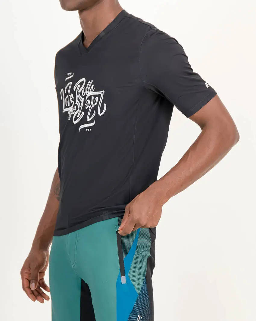Pocket detail of the mens Reptilia Aline trail short in the green design made by enjoy.cc
