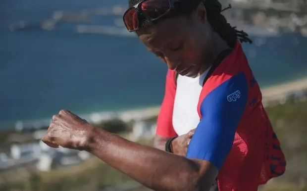 Side view of female cyclist putting on the climber cycling jersey made by enjoy.cc