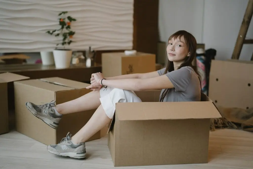 4 Things You Need to Know Before Moving Into a New Home 3 girl with boxes