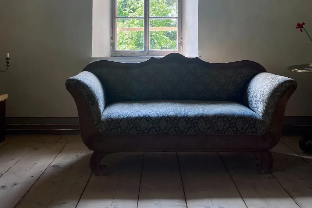 5 Hassle-Free Options to Dispose of Your Old Couch 1 old couch
