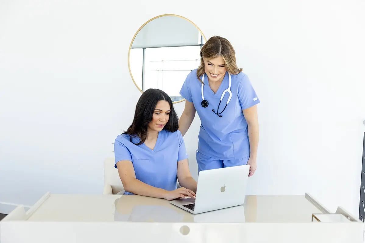 How can cnas choose scrubs based on their daily setting