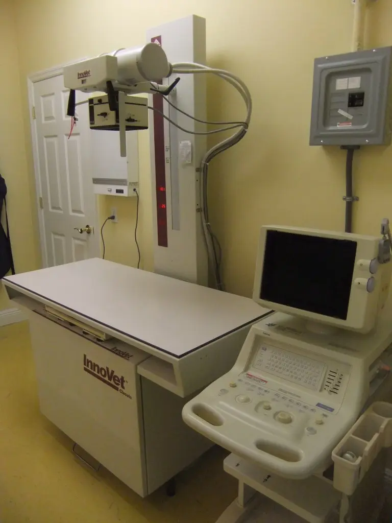 Veterinary radiology and imaging room equipped with an InnoVet Classic X-ray machine, diagnostic table, and ultrasound console.