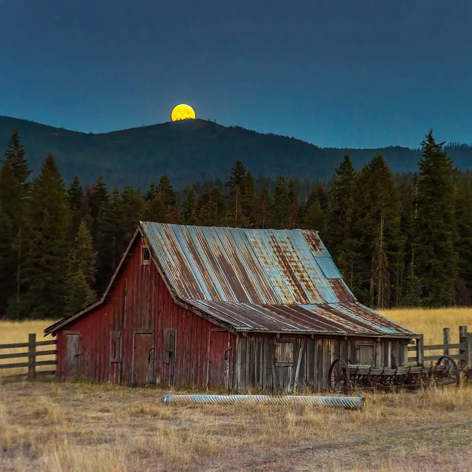 harvest-moon-over-barn