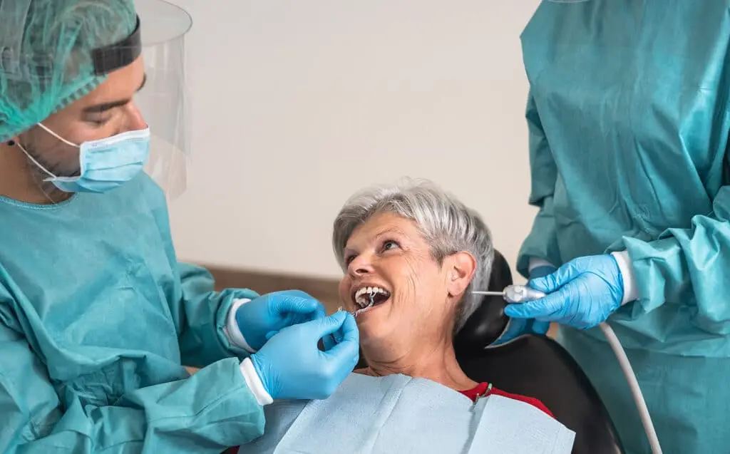 oldwoman.with .dentist